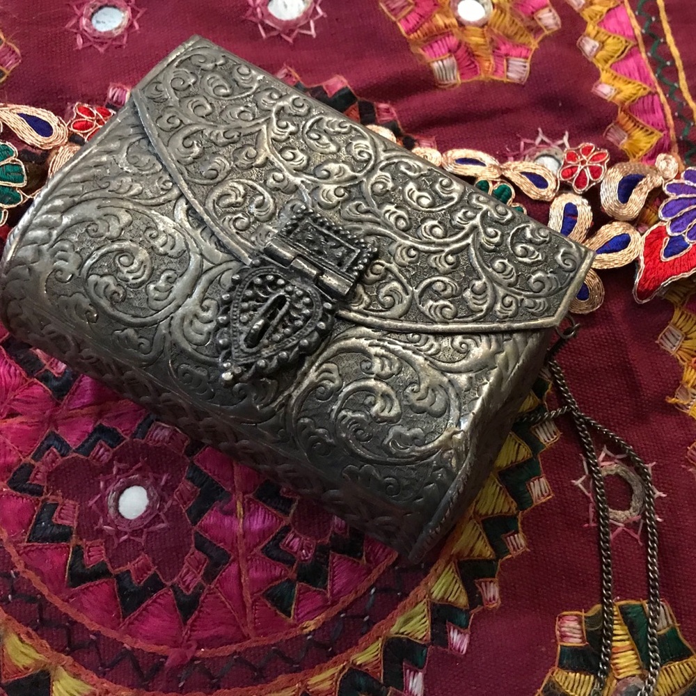 NEW “RARE” Antique silver toned purse with design
